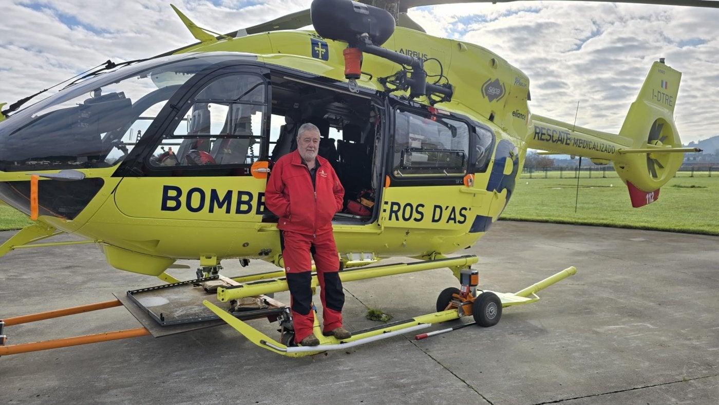 Juan Figaredo, en su último día, junto al helicóptero del SEPA en La Morgal.