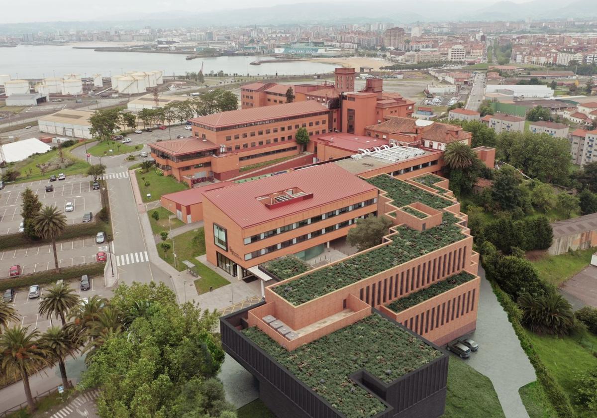 Recreación del nuevo edificio polivalente del Hospital de Jove, en Gijón, que conectará con el actual bloque de consultas externas y que se distingue por la cubierta vegetal.