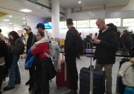 Pasajeros del vuelo a Asturias cancelado guardan cola para recibir información en el aeropuerto de Gatwick.