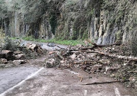 Desprendimiento de rocas que mantiene cortada la carretera AS-227, en el tramo que une Belmonte con Pola de Somiedo.