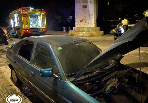 Coche incendiado en San Martín del Rey Aurelio.