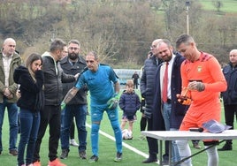 La familia de Abel Blanco Ardavín recibió una Cruz de la Victoria durante el acto de homenaje.