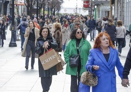 La calle Corrida de Gijón, llena de gente este domingo.