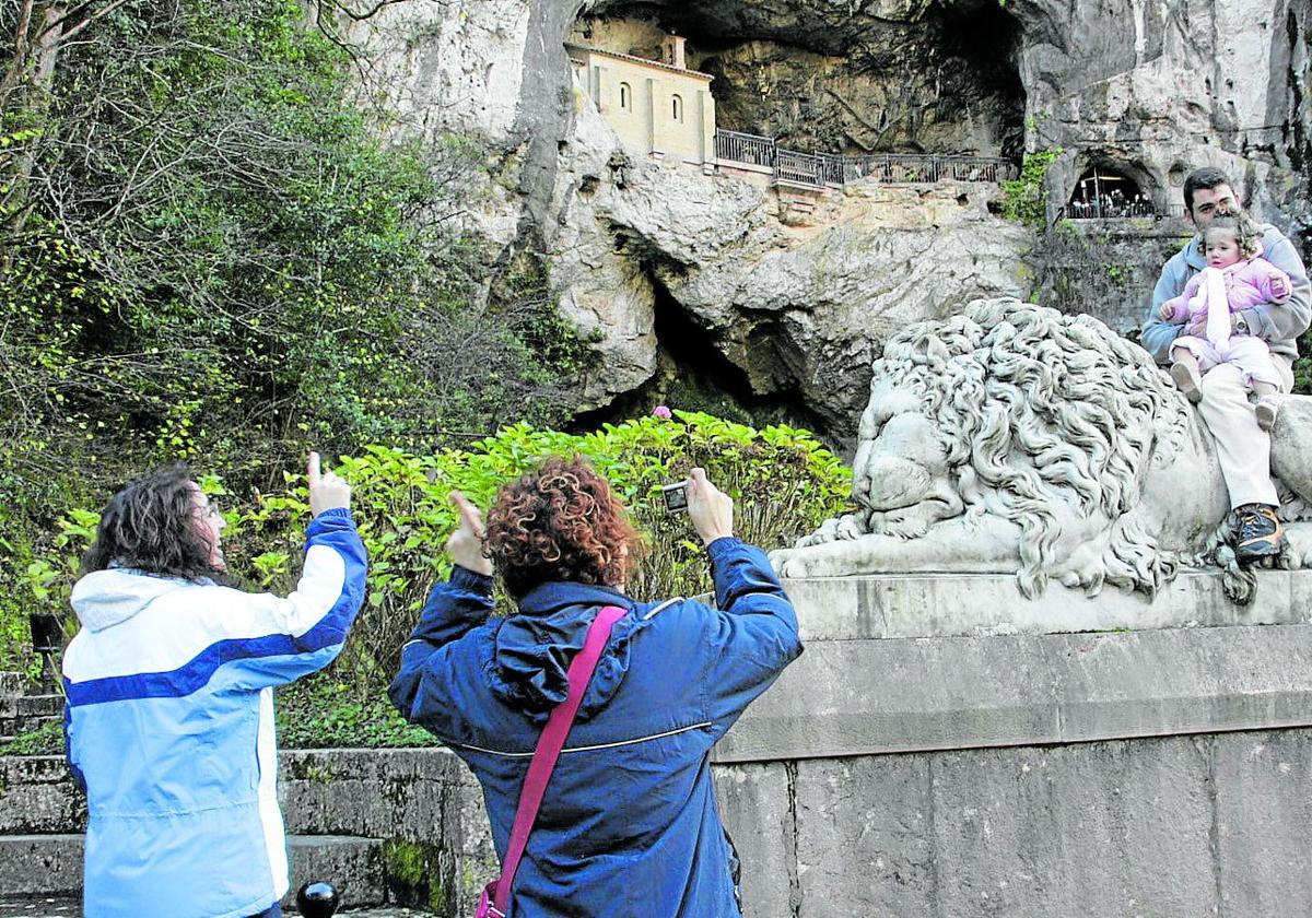 Turistas en Covadonga.