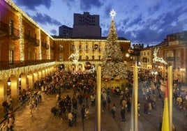 La plaza Mayor, el 29 de noviembre, día del encendido de luces con el arbolón, las bolas y renos colgantes.