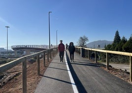 Los primero usuarios de la nueva senda peatonal y ciclista entre La Fresneda y Lugones, ayer.