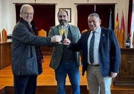 José Manuel Lozano, David Álvarez y Celestino Novo en el salón de plenos del ayuntamiento de Pravia brindando por el nuevo año.