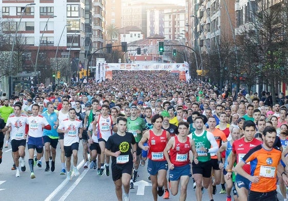 Salida en la San Silvestre de Gijón, la más multitudinaria de Asturias.