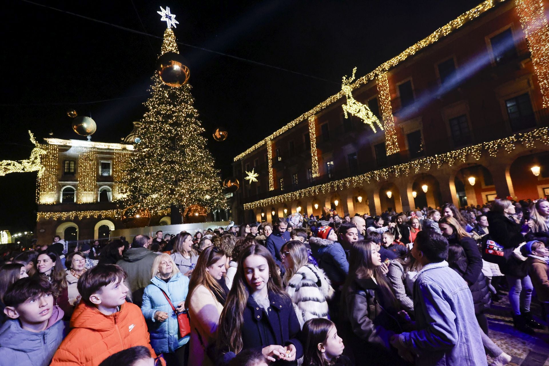 Los más pequeños reciben el año adelantado en las pequecampanadas de Gijón