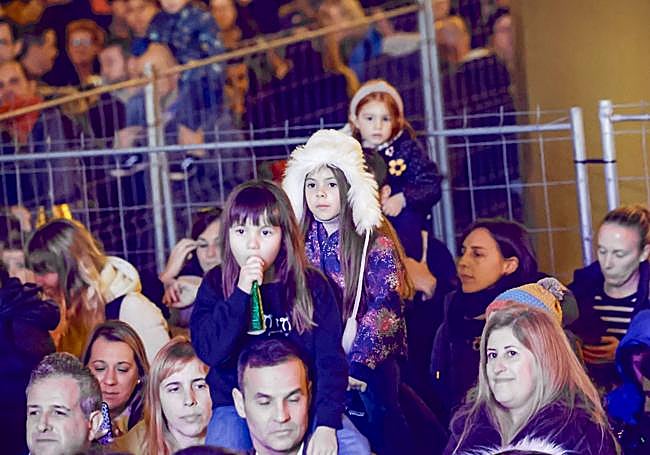 Los más pequeños reciben el año adelantado en las pequecampanadas de Gijón.