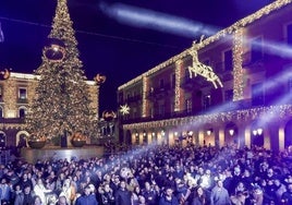 Los más pequelos de las casas gijonesas celebraron, con antelación, las campanadas en la plaza Mayor.