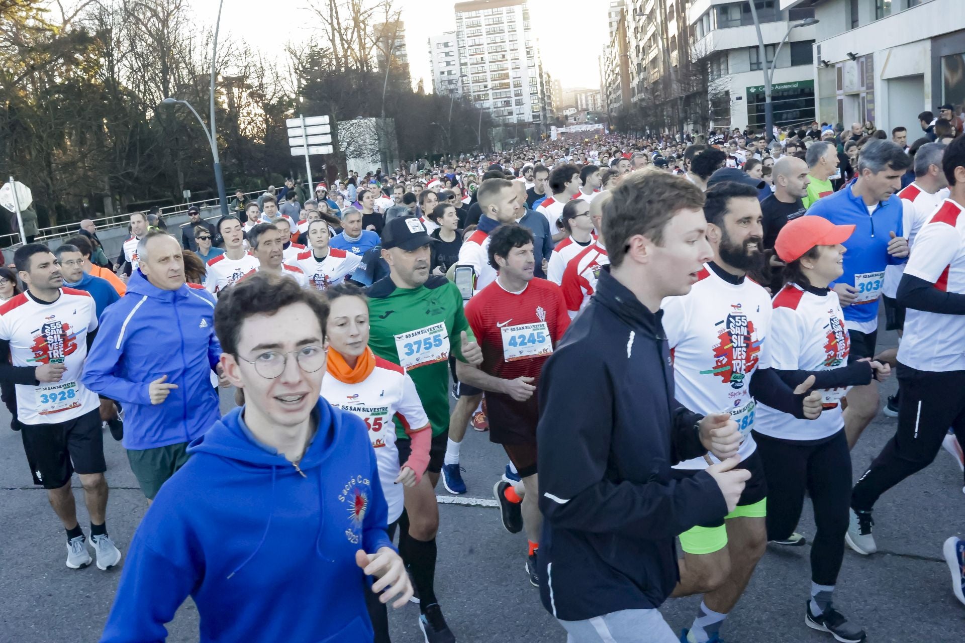 La San Silvestre vuela por las calles de Gijón