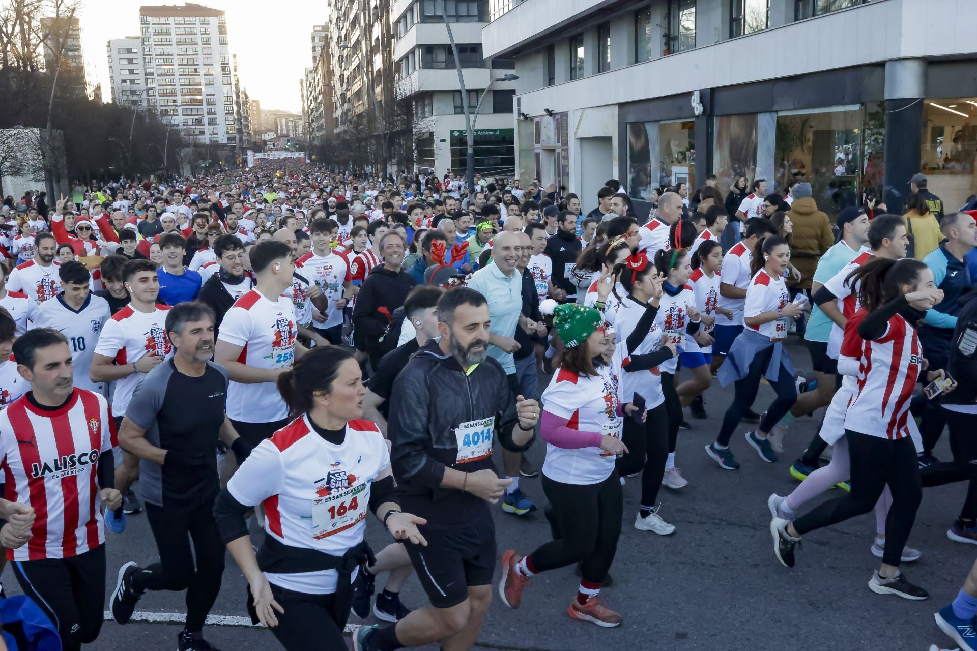 La San Silvestre vuela por las calles de Gijón