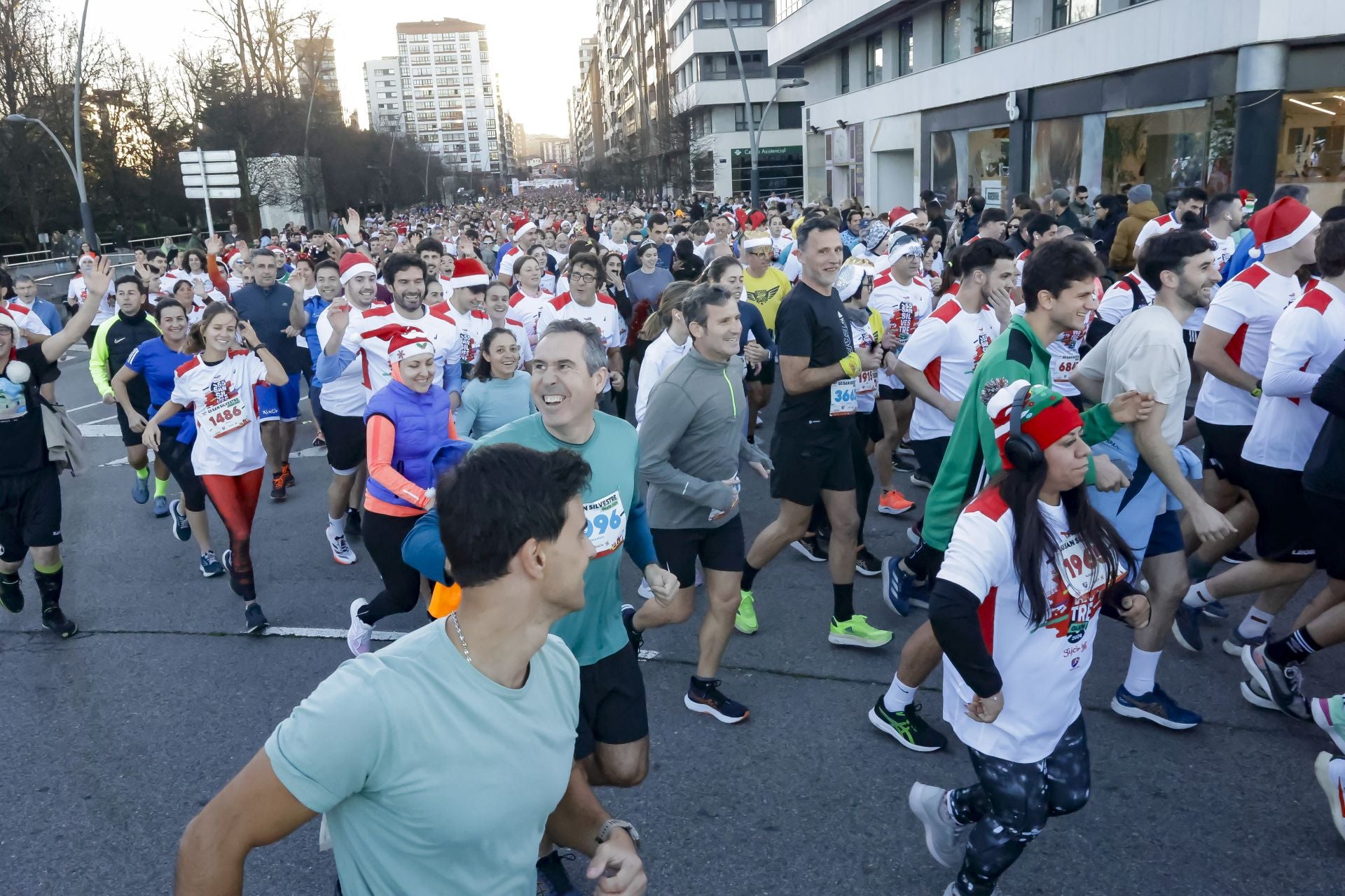 La San Silvestre vuela por las calles de Gijón