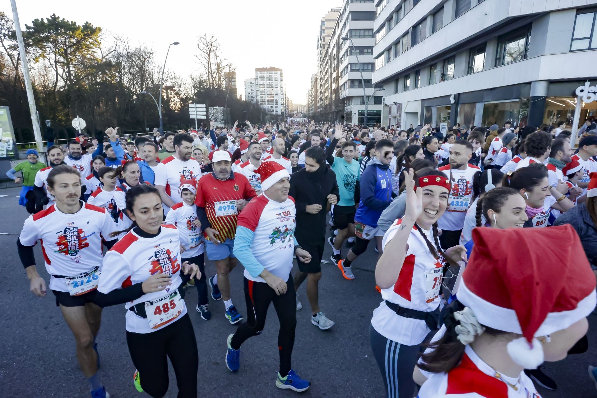 La San Silvestre vuela por las calles de Gijón