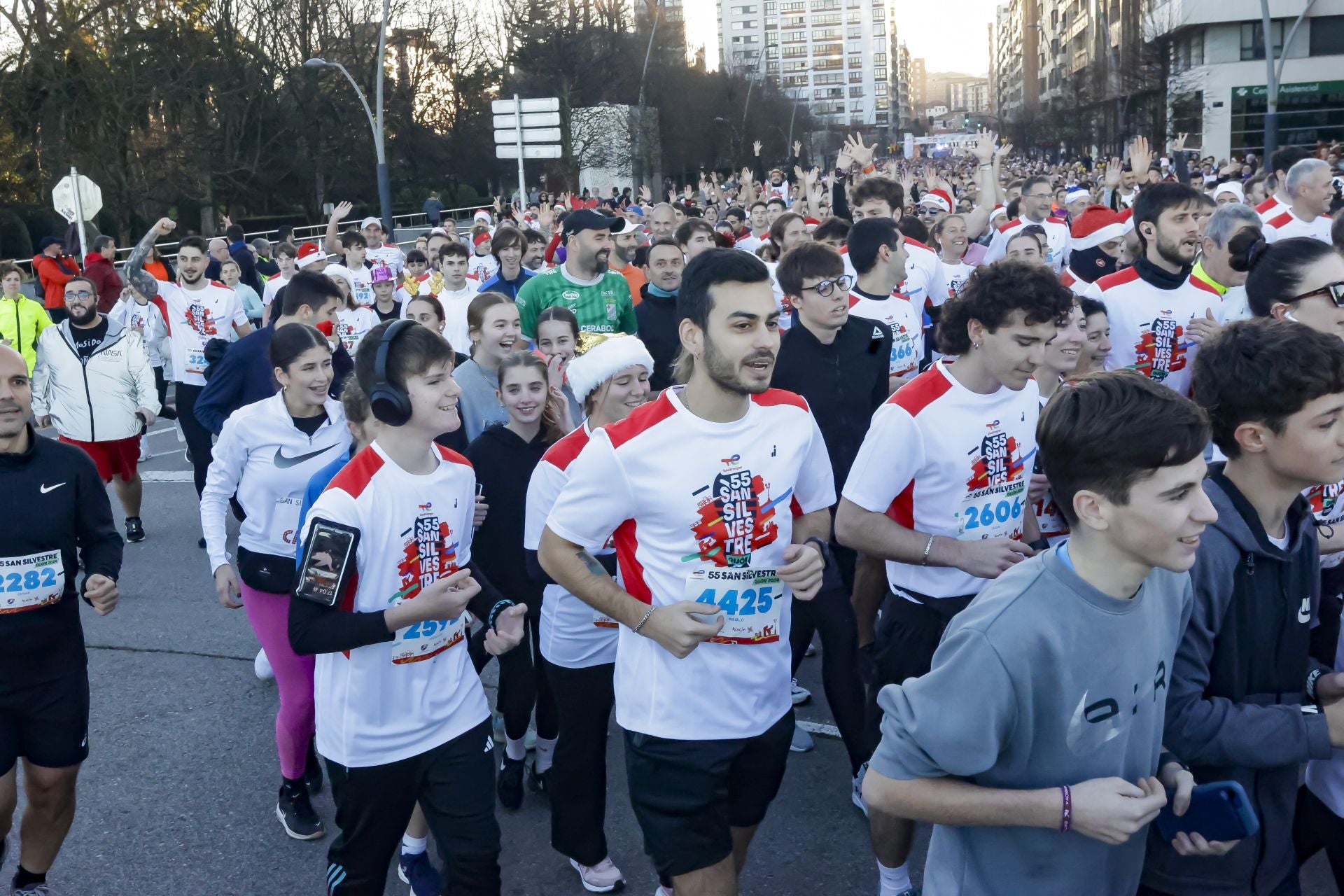 La San Silvestre vuela por las calles de Gijón