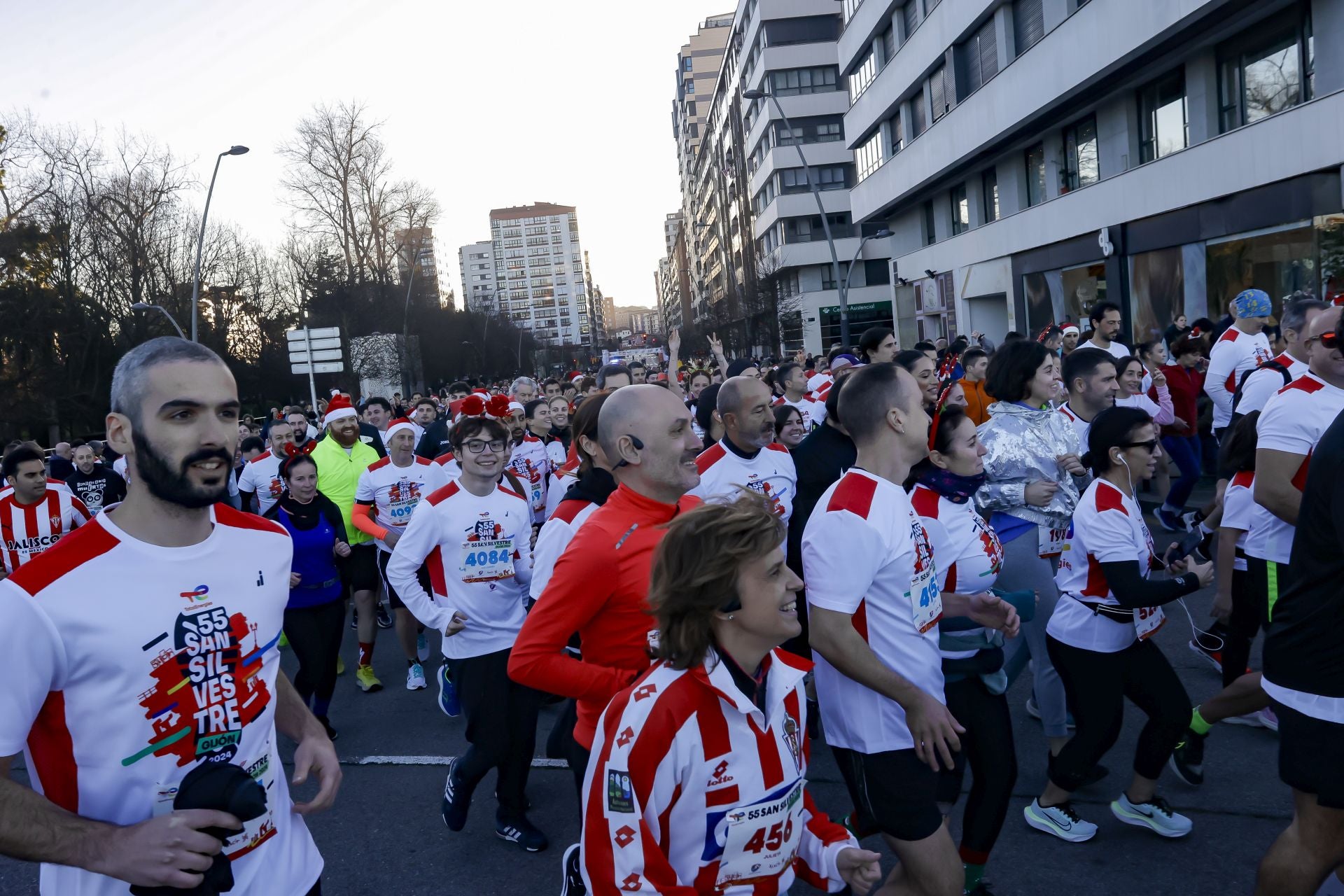 La San Silvestre vuela por las calles de Gijón