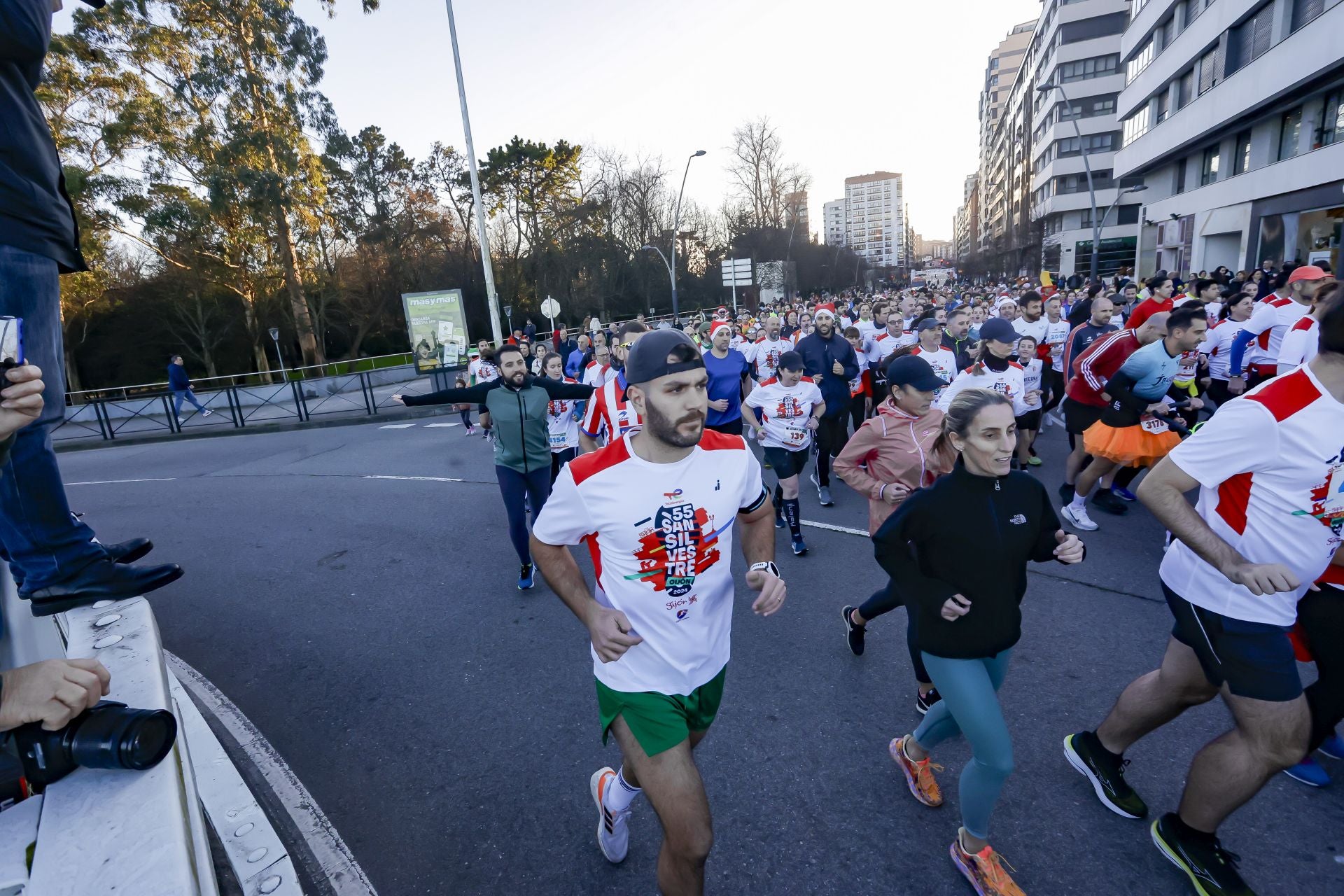 La San Silvestre vuela por las calles de Gijón