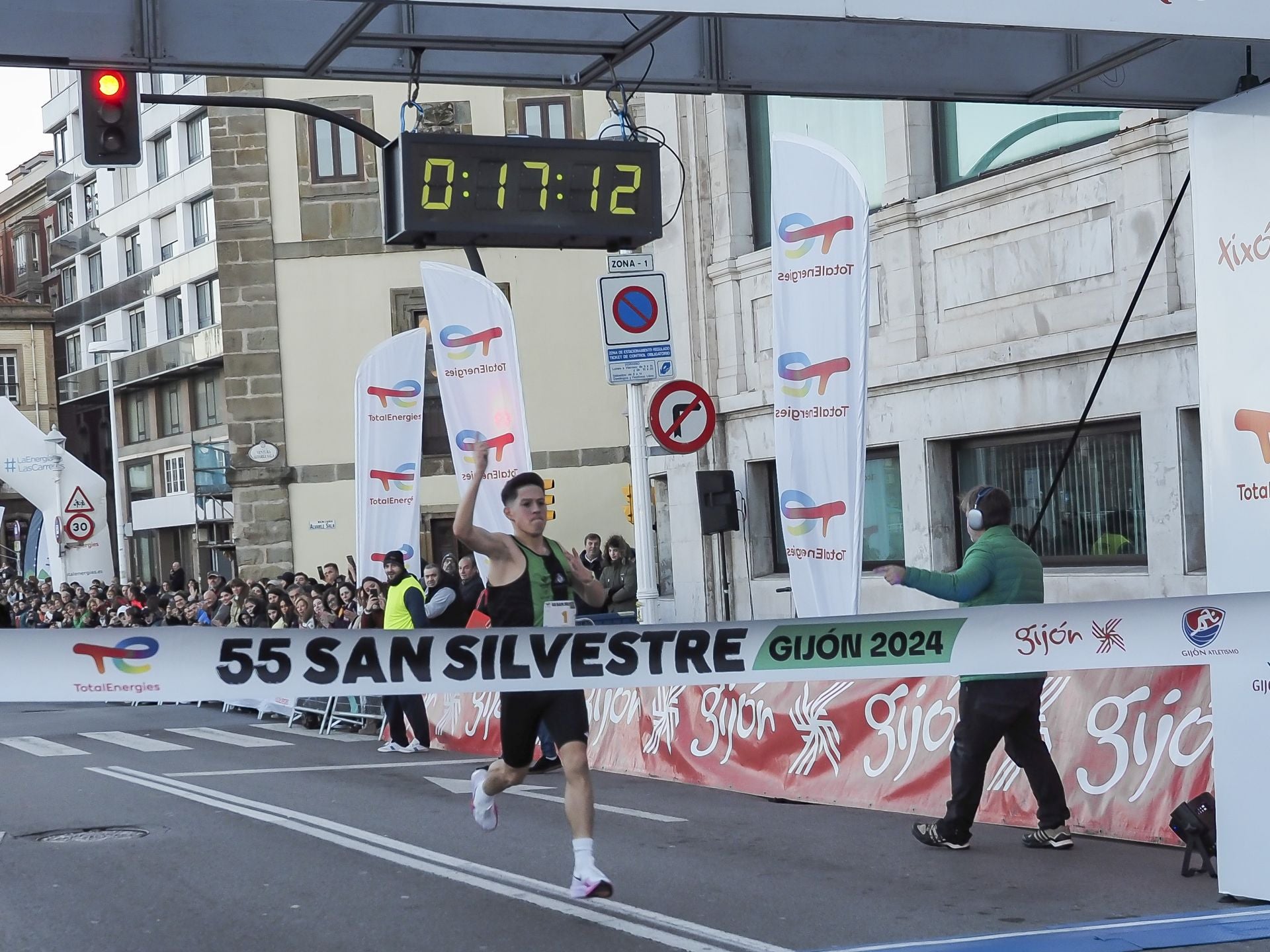 La San Silvestre vuela por las calles de Gijón