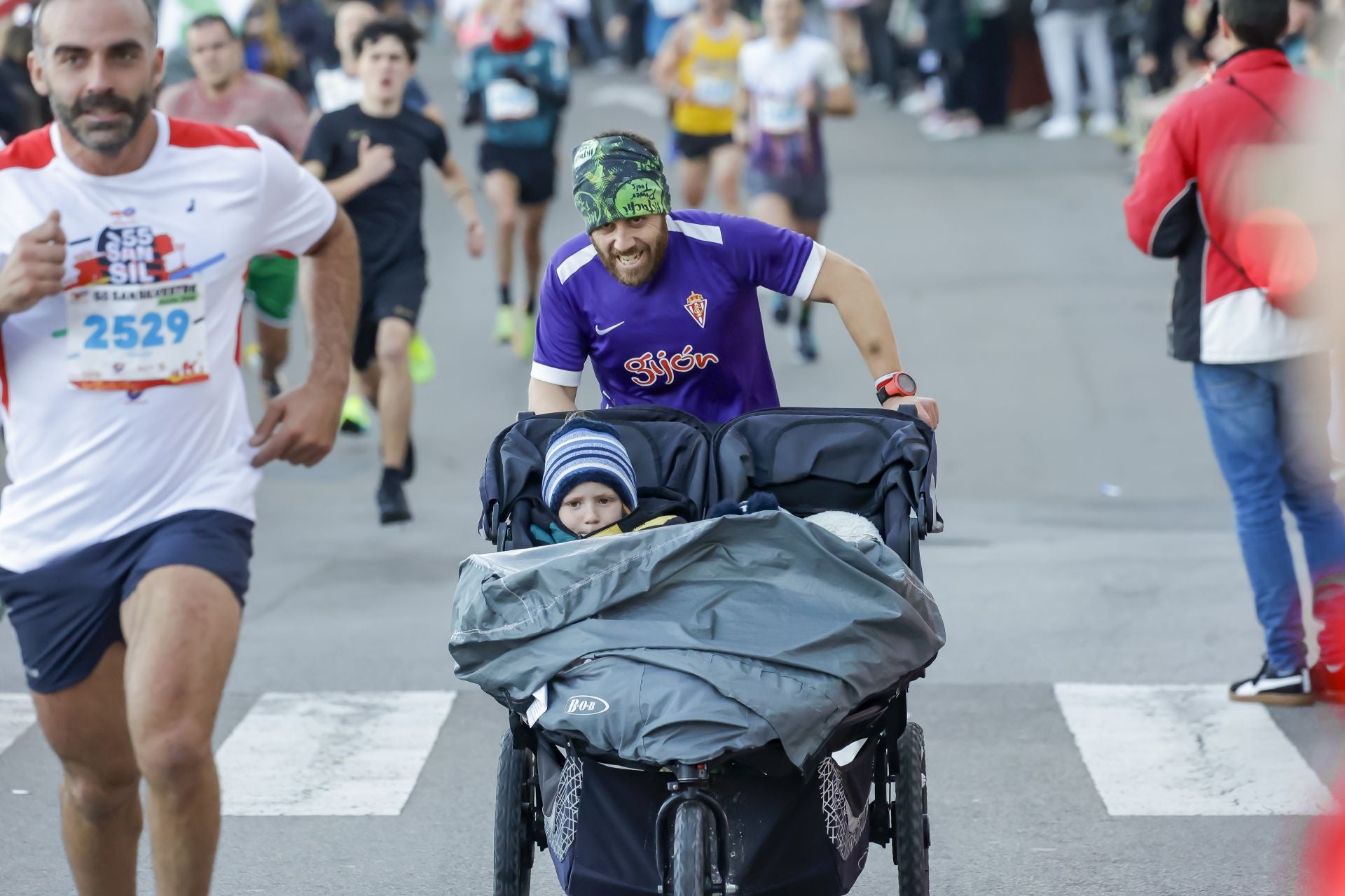 La San Silvestre vuela por las calles de Gijón