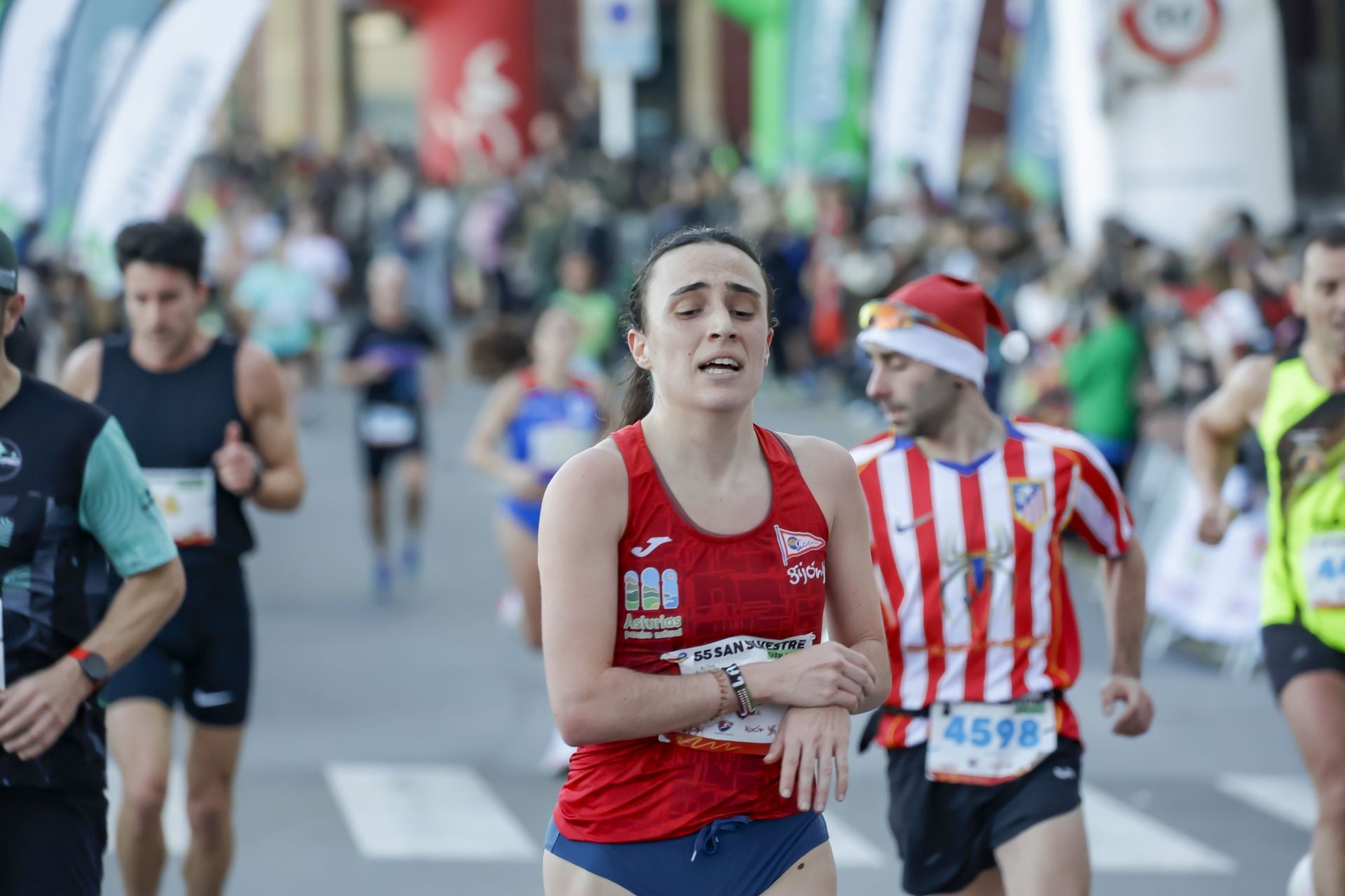 La San Silvestre vuela por las calles de Gijón