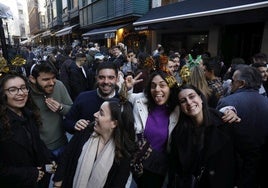 Las terrazas se llenaban de cientos de familiares y amigos que se reunieron para brindar por el Año Nuevo.