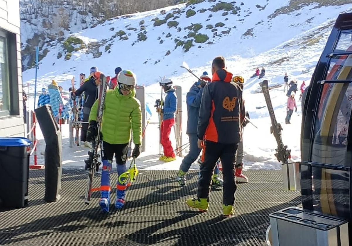 Esquiadores, ayer, en Valgrande-Pajares.