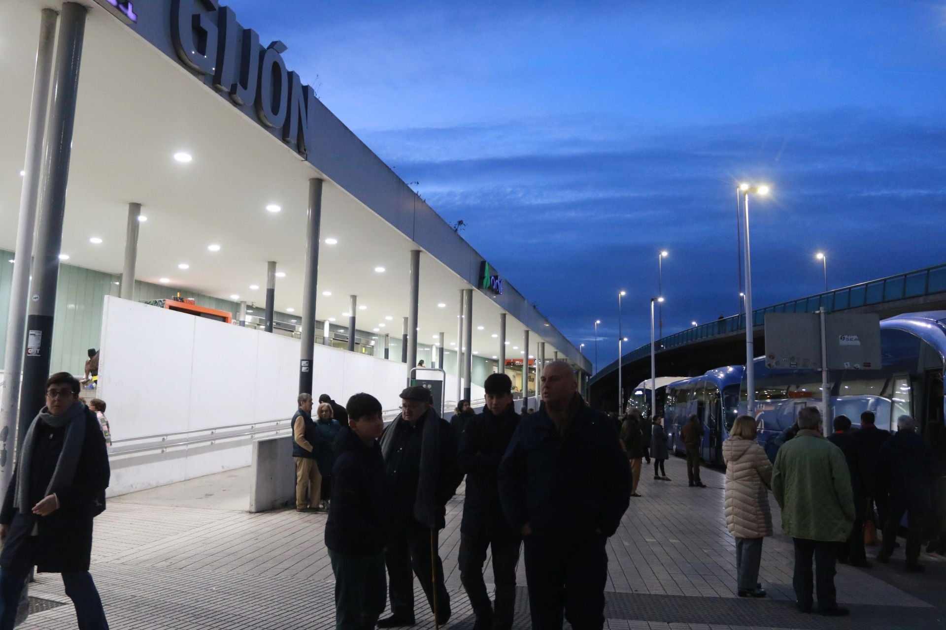 Colas en la estación de Gijón para ir en autocar hasta León por la avería de los AVE y AVLO