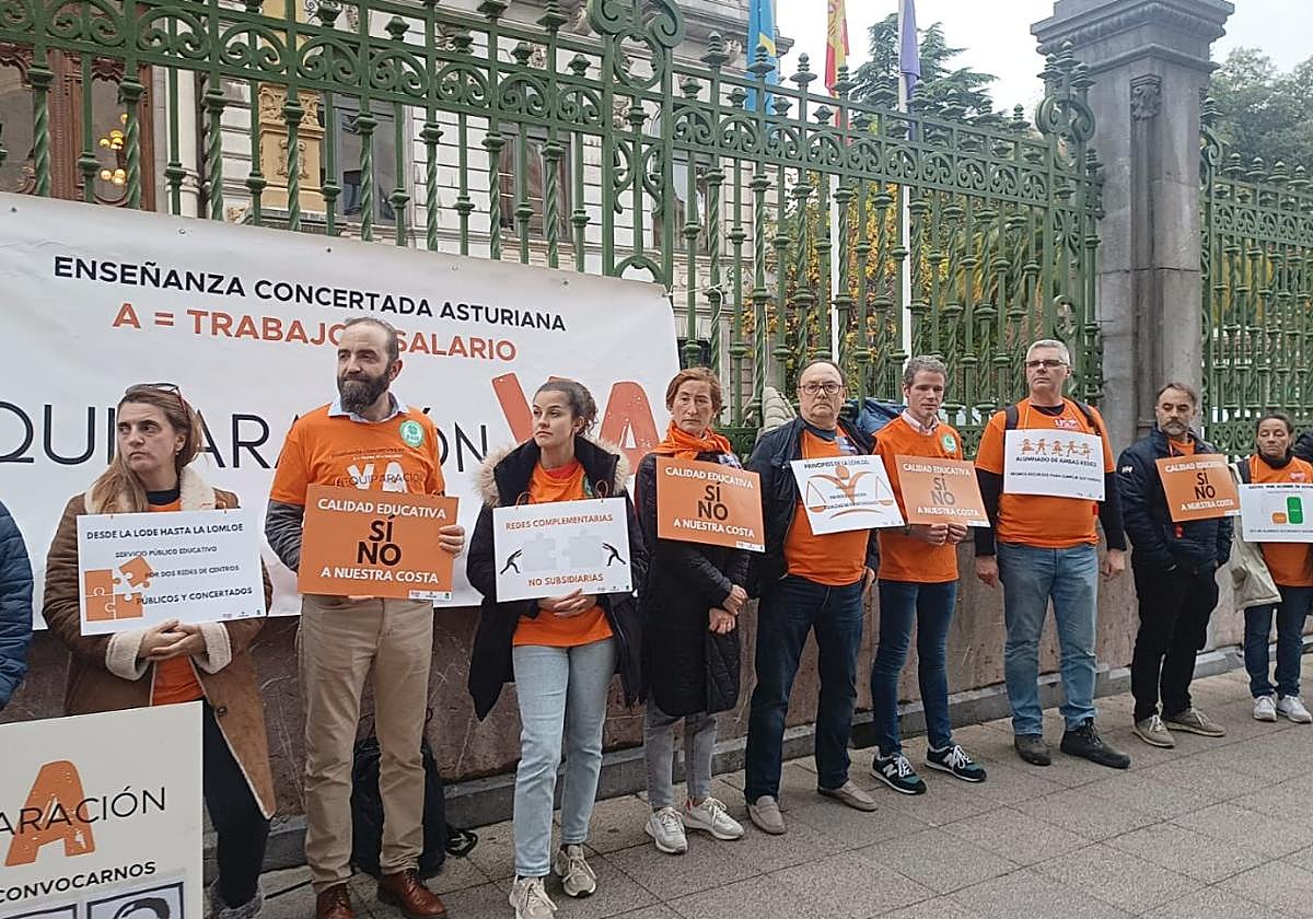 Concentración de delegados sindicales de la concertada, ante la Junta General del Principado, hace algunas semanas.