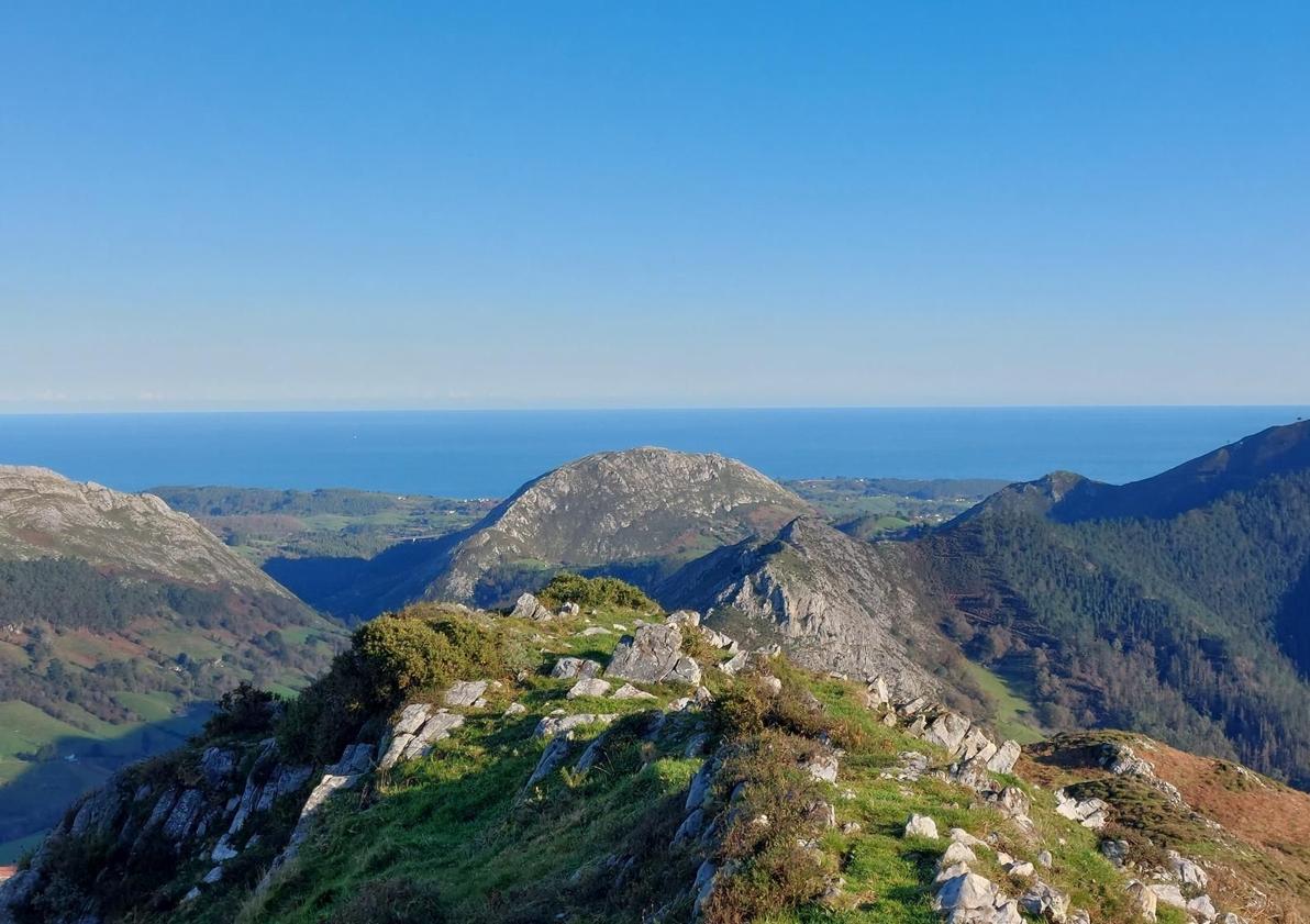 Imagen secundaria 1 - vistas a Picos de Europa, a la costa oriental y hacia el Vízcares, en Piloña, desde los altos del pico Moru