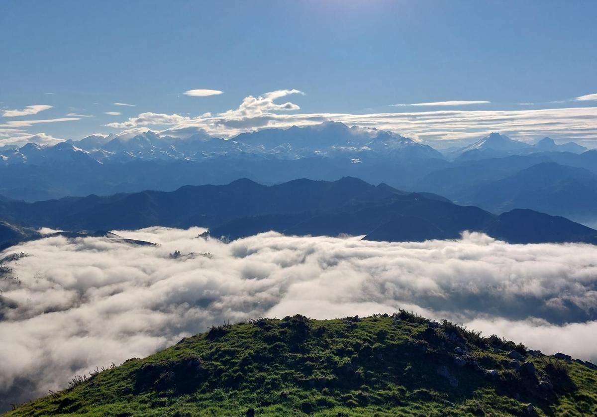 Imagen principal - vistas a Picos de Europa, a la costa oriental y hacia el Vízcares, en Piloña, desde los altos del pico Moru