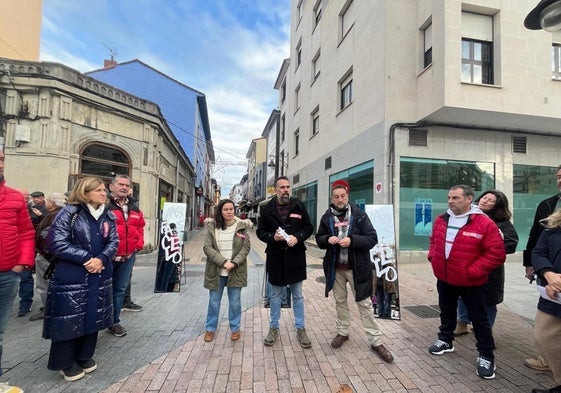 José Manuel Zapico (en el centro), el mes pasado en Pola de Siero, en una campaña en defensa del comercio minorista.