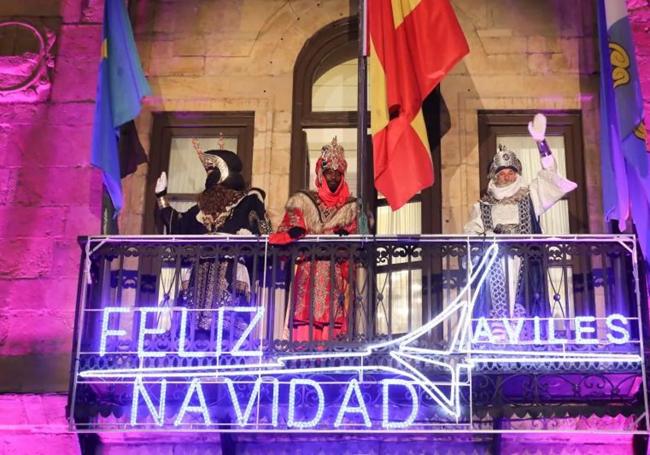 Melchor, Gaspar y Baltasar se dirigen a los avilesinos desde el balcón del Ayuntamiento.