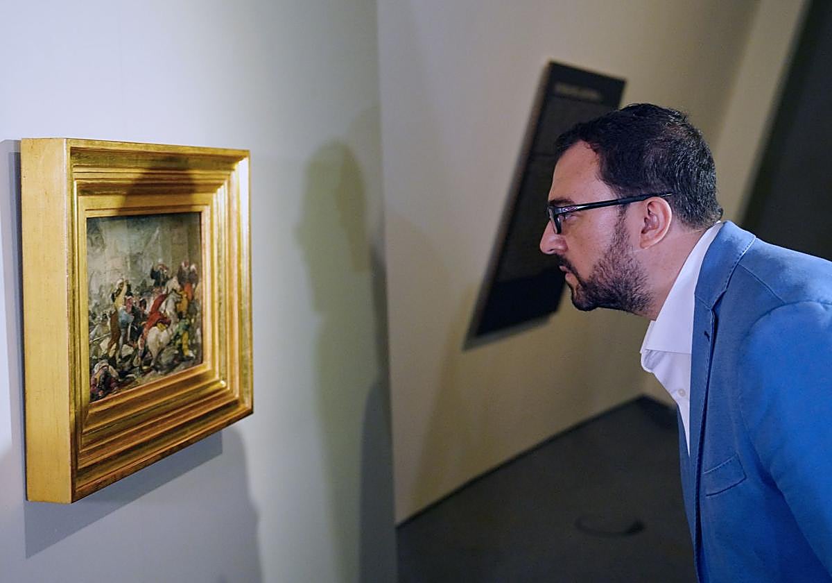 El presidente del Principado observa uno de los cuadros de la exposición de Goya.