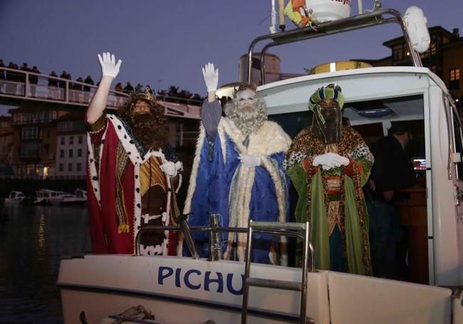 Los Reyes Magos desembarcan en Llanes.