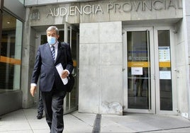 Cascos sale de la Audiencia en septiembre de 2020, en plena pandemia y con mascarilla, tras declarar por la querella interpuesta por Foro.