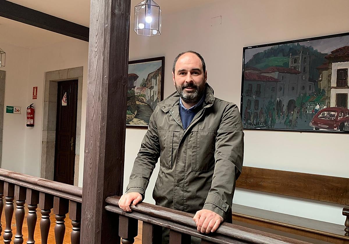 David Álvarez posa en el Ayuntamiento de Pravia, junto al salón de Plenos.