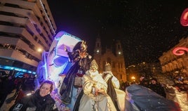 El rey Gaspar, el año pasado en su recorrido por Avilés.