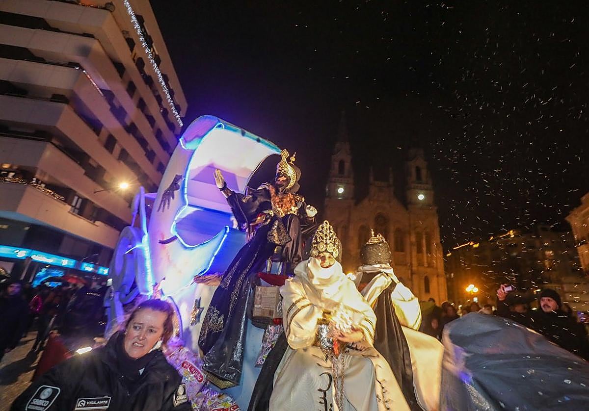 El rey Gaspar, el año pasado en su recorrido por Avilés.