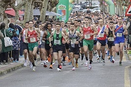 Salida de la prueba atlética ayer en el entorno de la iglesia de Salinas.