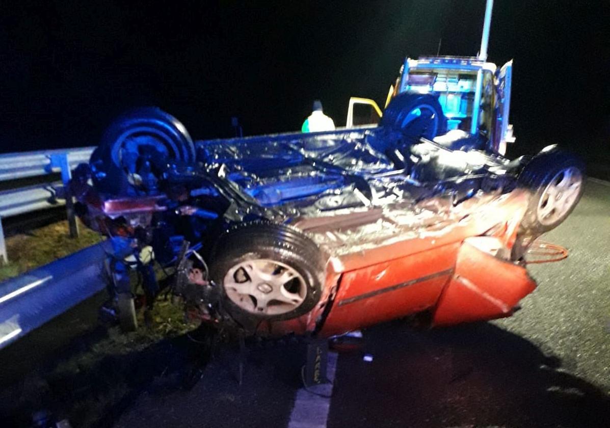 El coche en el que viajaba la mujer herida en El Franco, tras el accidente.