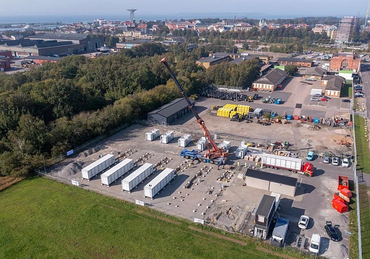 Construcción de un parque de baterías de litio de Axpo en Suecia. Esta compañía proyecta una instalación similar en Siero y ya cuenta con la atutorización ambiental previa.