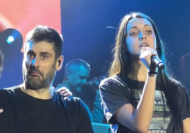 La cara del cantante asturiano al escuchar la voz de la fan lo dice todo.