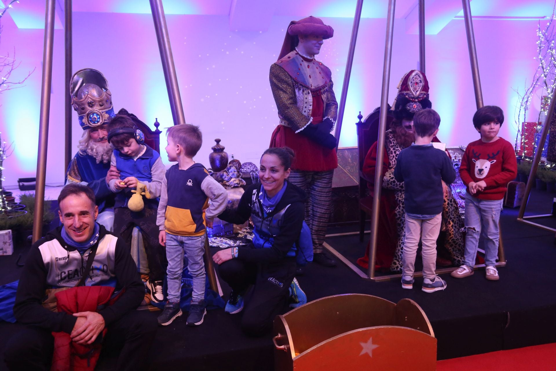 Cartas en mano y con una ilusión desbordante: así ha sido la recepción de los Reyes Magos a los niños de Oviedo