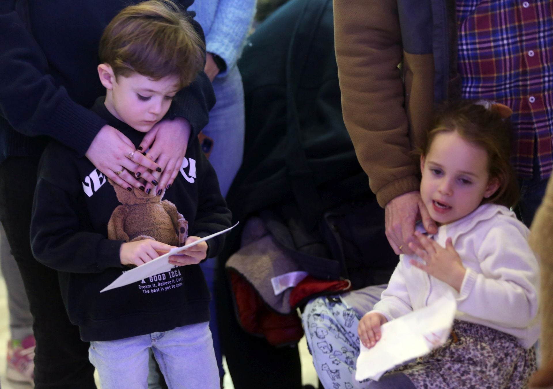 Cartas en mano y con una ilusión desbordante: así ha sido la recepción de los Reyes Magos a los niños de Oviedo