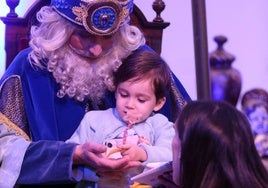 Cartas en mano y con una ilusión desbordante: así ha sido la recepción de los Reyes Magos a los niños de Oviedo