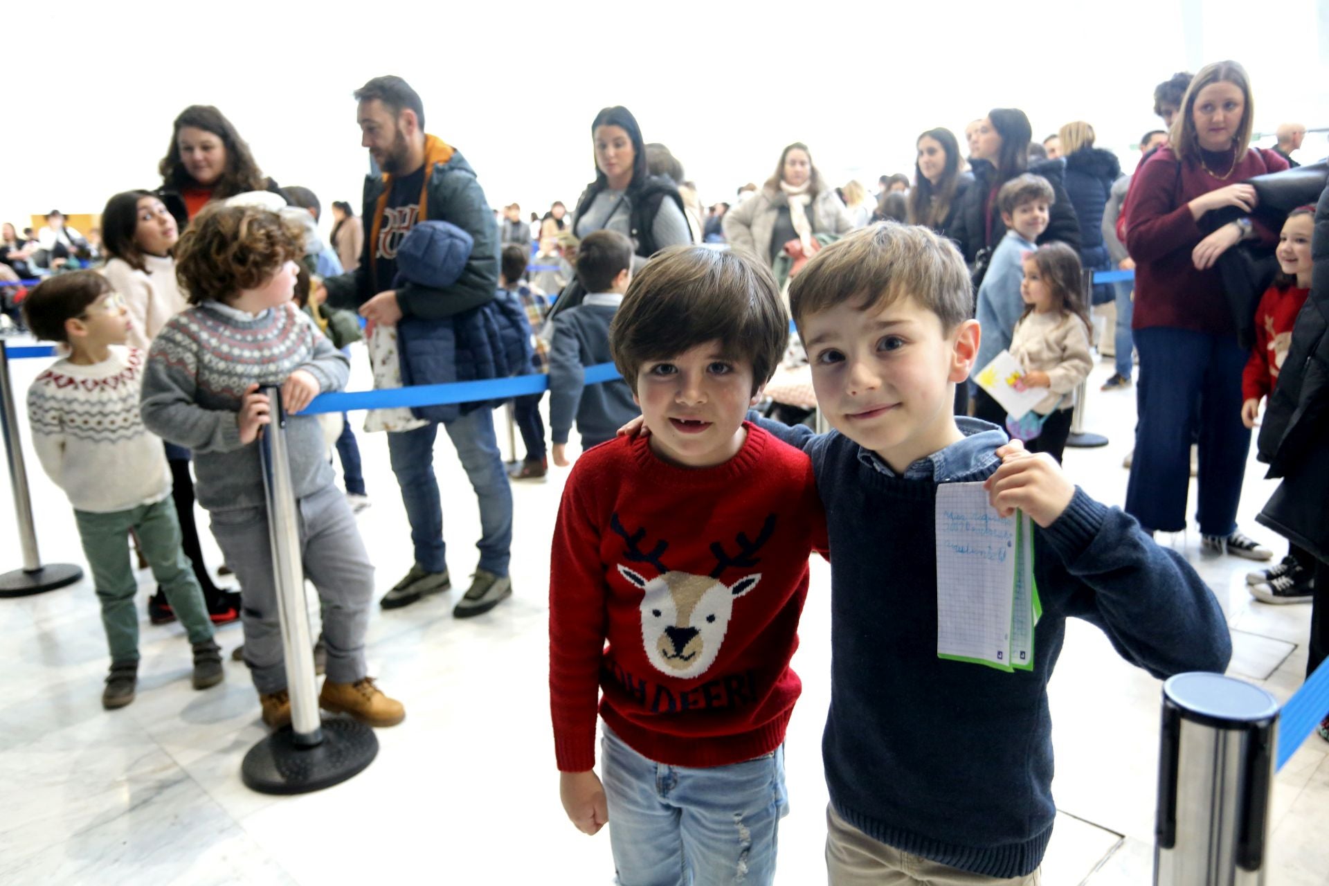 Cartas en mano y con una ilusión desbordante: así ha sido la recepción de los Reyes Magos a los niños de Oviedo