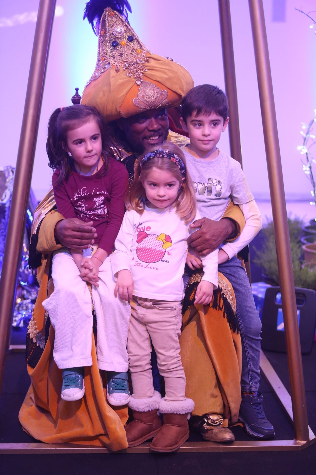 Cartas en mano y con una ilusión desbordante: así ha sido la recepción de los Reyes Magos a los niños de Oviedo