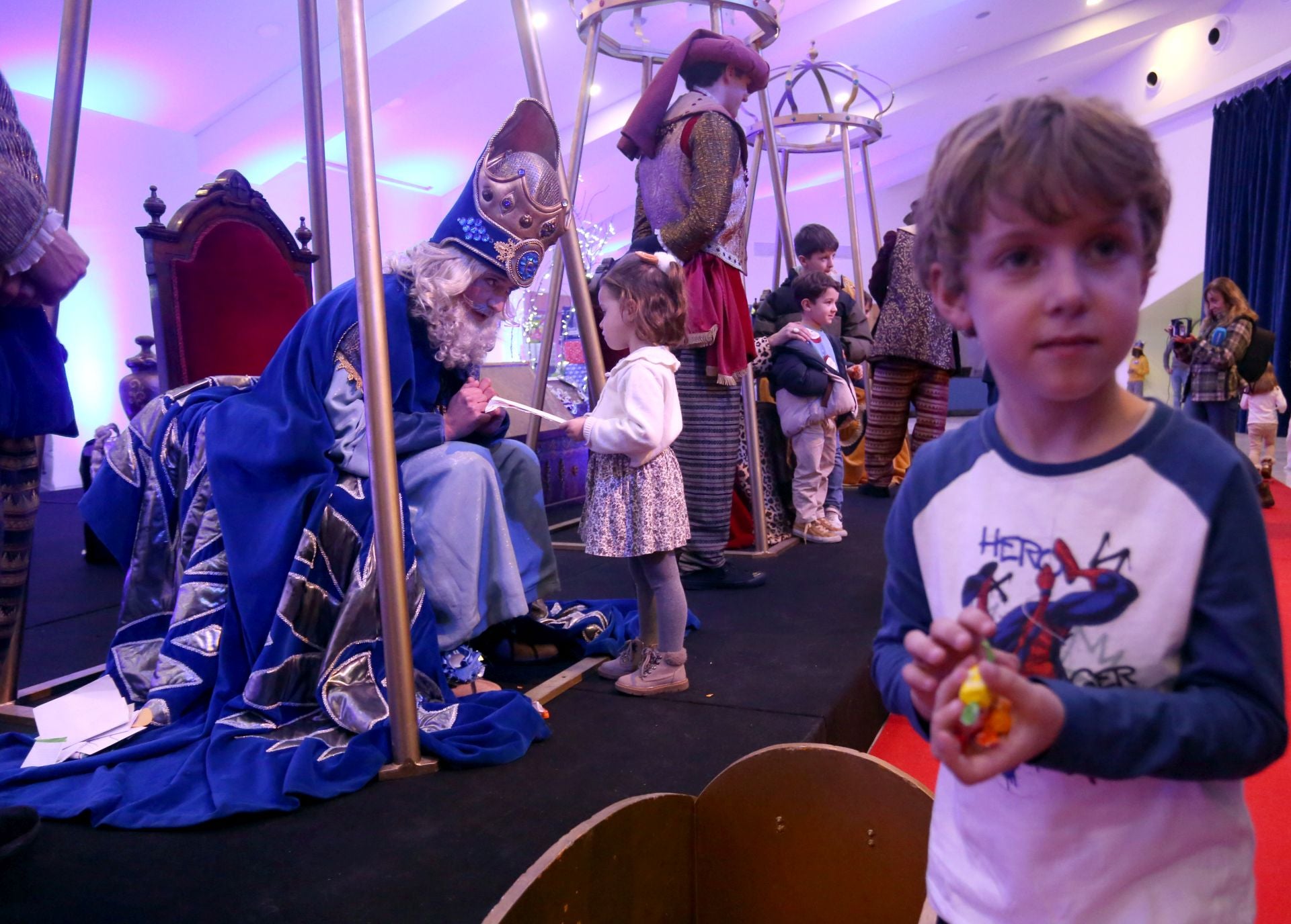 Cartas en mano y con una ilusión desbordante: así ha sido la recepción de los Reyes Magos a los niños de Oviedo