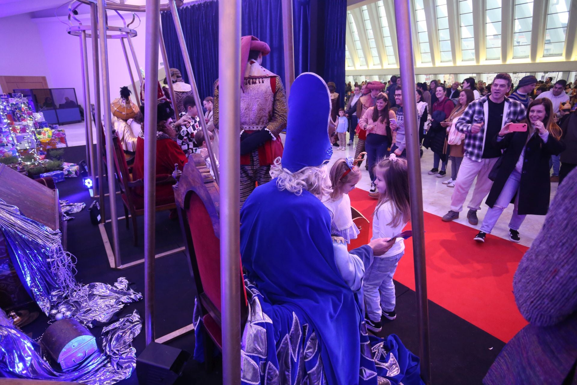 Cartas en mano y con una ilusión desbordante: así ha sido la recepción de los Reyes Magos a los niños de Oviedo